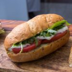 ساندويش حلوم مع الطماطم