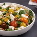 سلطة جرجير بالفواكه والمكسرات