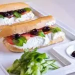 سندويش لبنة و زيتون